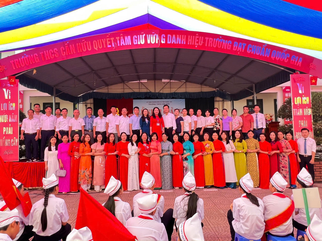 Thầy c&ocirc; gi&aacute;o c&oacute; vai tr&ograve; đặc biệt quan trọng trong việc h&igrave;nh th&agrave;nh nh&acirc;n c&aacute;ch học sinh