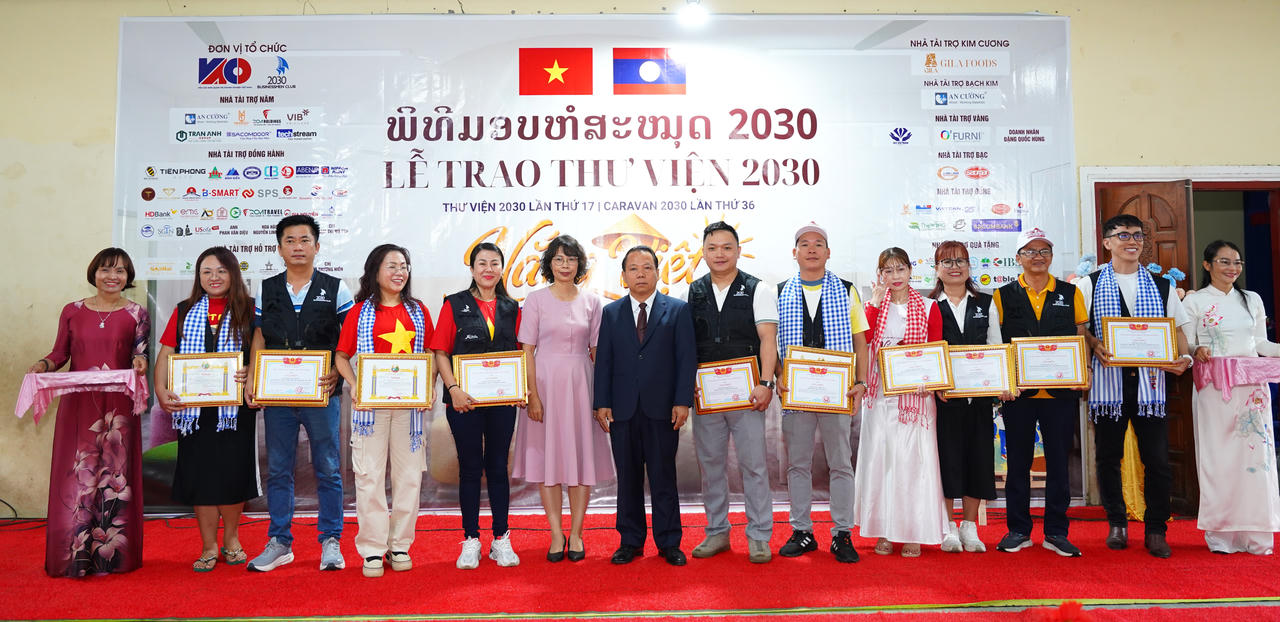 B&agrave; Tạ Phương Dung &ndash; Tổng L&atilde;nh sự Việt Nam tại Pakse v&agrave; &Ocirc;ng Silay Sisavengsuk &ndash; Ủy vi&ecirc;n Ban Thường vụ, Ph&oacute; Chủ tịch Ủy ban Ch&iacute;nh quyền tỉnh Attapeu trao tặng Giấy khen cho Ban Tổ chức chương tr&igrave;nh.