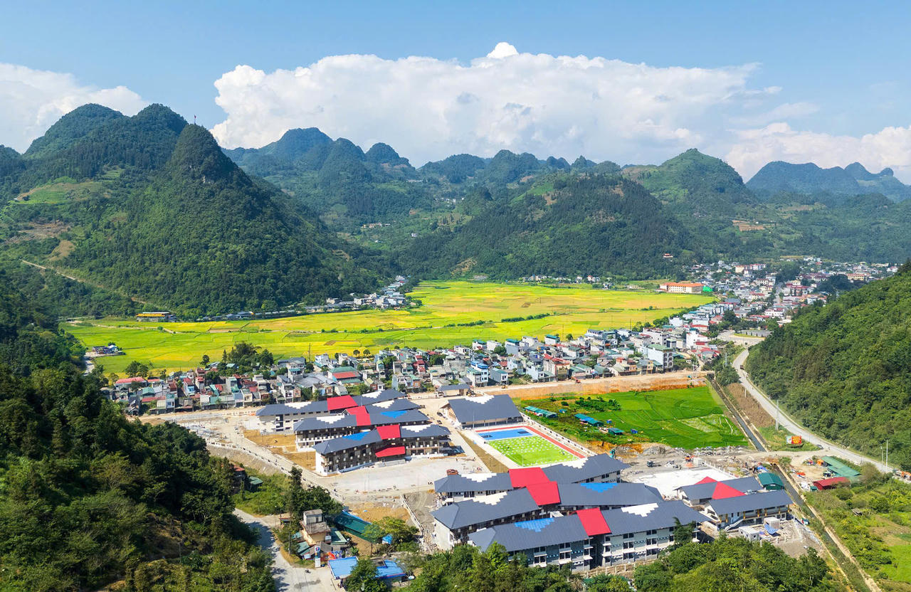 Trường được chọn làm điểm cầu trung t&acirc;m của Lễ kh&aacute;nh th&agrave;nh c&aacute;c trường nội tr&uacute; li&ecirc;n cấp v&agrave; khai giảng năm học 2026-2027 tr&ecirc;n to&agrave;n quốc. (Ảnh: Nguy&ecirc;̃n Hải)
