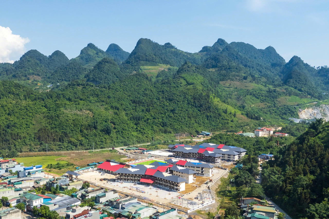 To&agrave;n cảnh Trường PTDTNT Mường Khương - điểm cầu trung t&acirc;m trước ng&agrave;y khai giảng