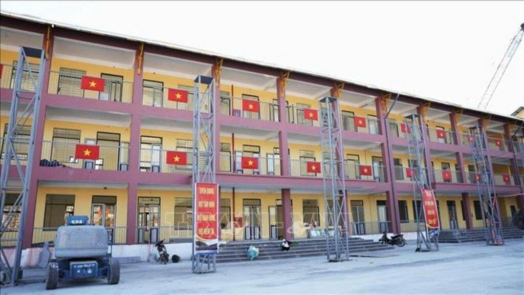 C&aacute;c d&atilde;y ph&ograve;ng học tại Trường Phổ th&ocirc;ng nội tr&uacute; li&ecirc;n cấp Tiểu học v&agrave; THCS Sơn Vĩ (Tuy&ecirc;n Quang) được trang ho&agrave;ng, chuẩn bị cho Lễ khai giảng năm học 2026 - 2027. (Ảnh: TTXVN)