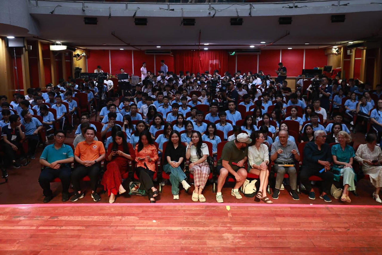 Nhiều kh&aacute;n giả trẻ đến với Chương tr&igrave;nh L&yacute; luận, ph&ecirc; b&igrave;nh văn học, nghệ thuật Th&agrave;nh phố. Ảnh: BTC