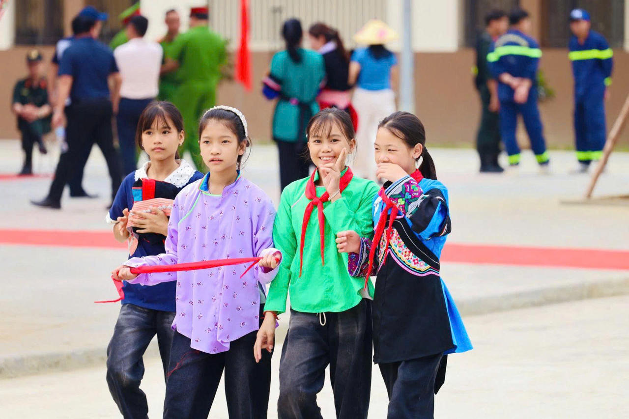 Học sinh Mường Khương h&aacute;o hức chờ đ&oacute;n Lễ khai giảng năm học 2026-2027.  (Ảnh: MOET)