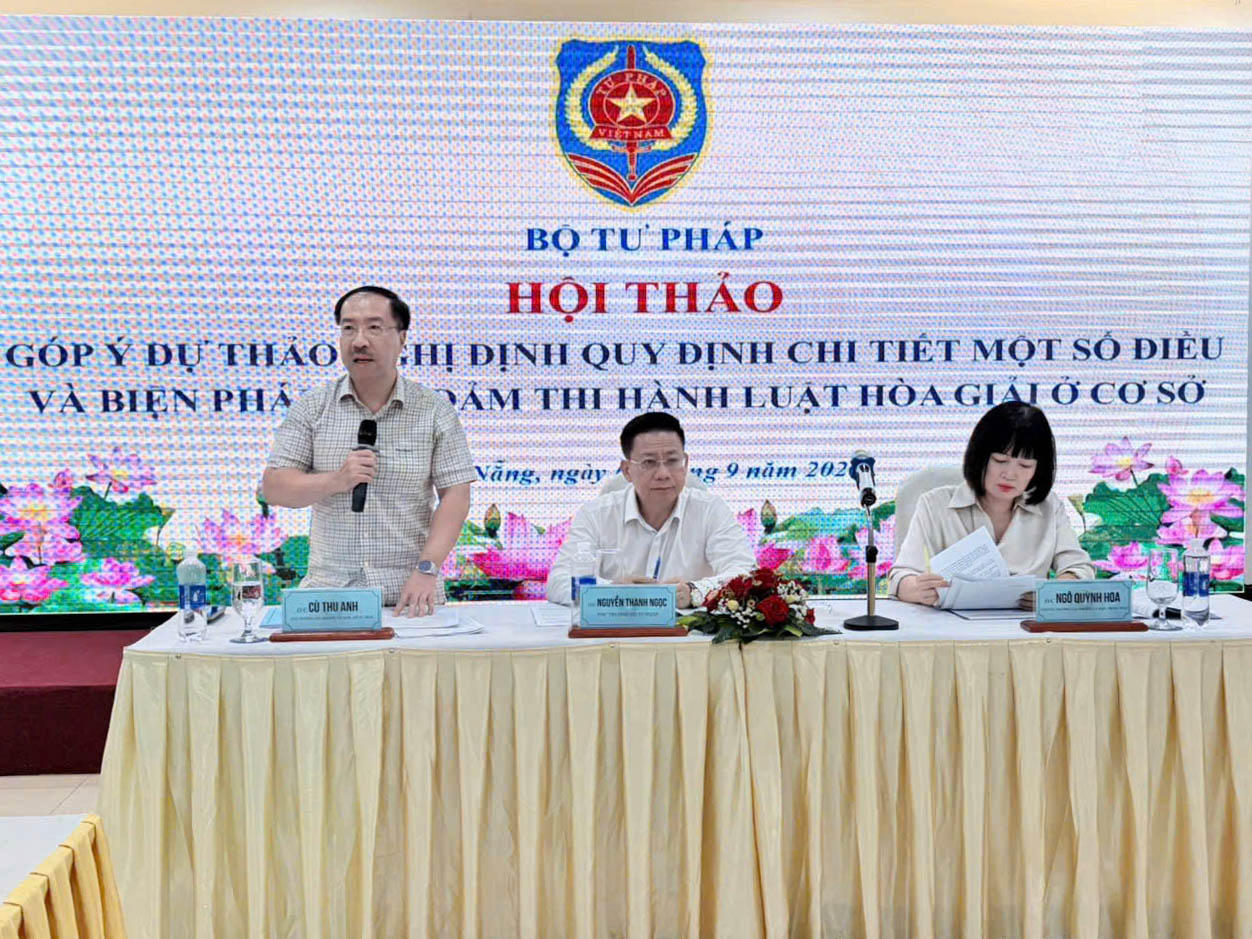 Cục trưởng Cục Phổ biến, gi&aacute;o dục ph&aacute;p luật v&agrave; Trợ gi&uacute;p ph&aacute;p l&yacute; C&ugrave; Thu Anh ph&aacute;t biểu tại Hội thảo