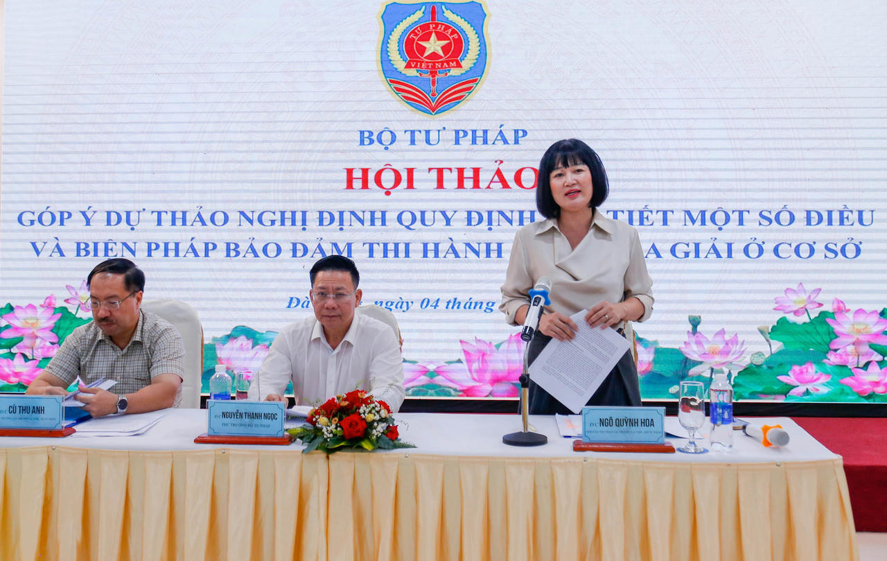 Ph&oacute; Cục trưởng Cục Phổ biến, gi&aacute;o dục ph&aacute;p luật v&agrave; Trợ gi&uacute;p ph&aacute;p l&yacute; Ng&ocirc; Quỳnh Hoa tr&igrave;nh b&agrave;y những nội dung cơ bản của dự thảo Nghị định quy định chi tiết một số điều v&agrave; biện ph&aacute;p thi h&agrave;nh Luật H&ograve;a giải ở cơ sở