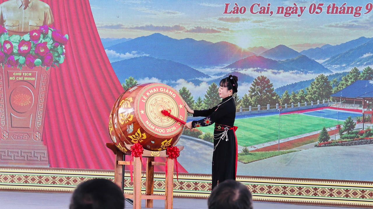 Nghi thức đ&aacute;nh trống khai giảng năm học 2026 -2027 (Ảnh: Trường Hải).