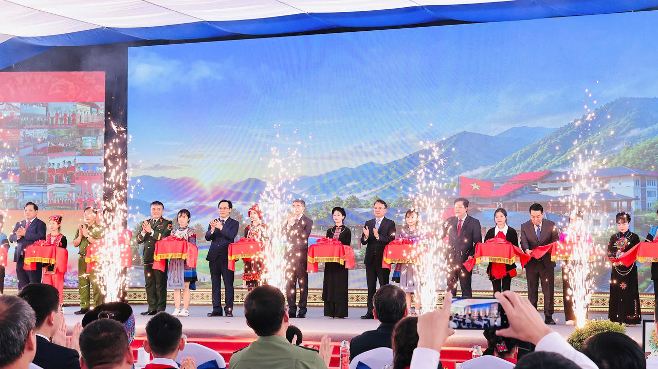 Thủ tướng Ch&iacute;nh phủ L&ecirc; Minh Hưng c&ugrave;ng c&aacute;c đại biểu cắt băng kh&aacute;nh th&agrave;nh Trường PTDTNT Tiểu học v&agrave; THCS Mường Khương (Ảnh: Trường Hải)