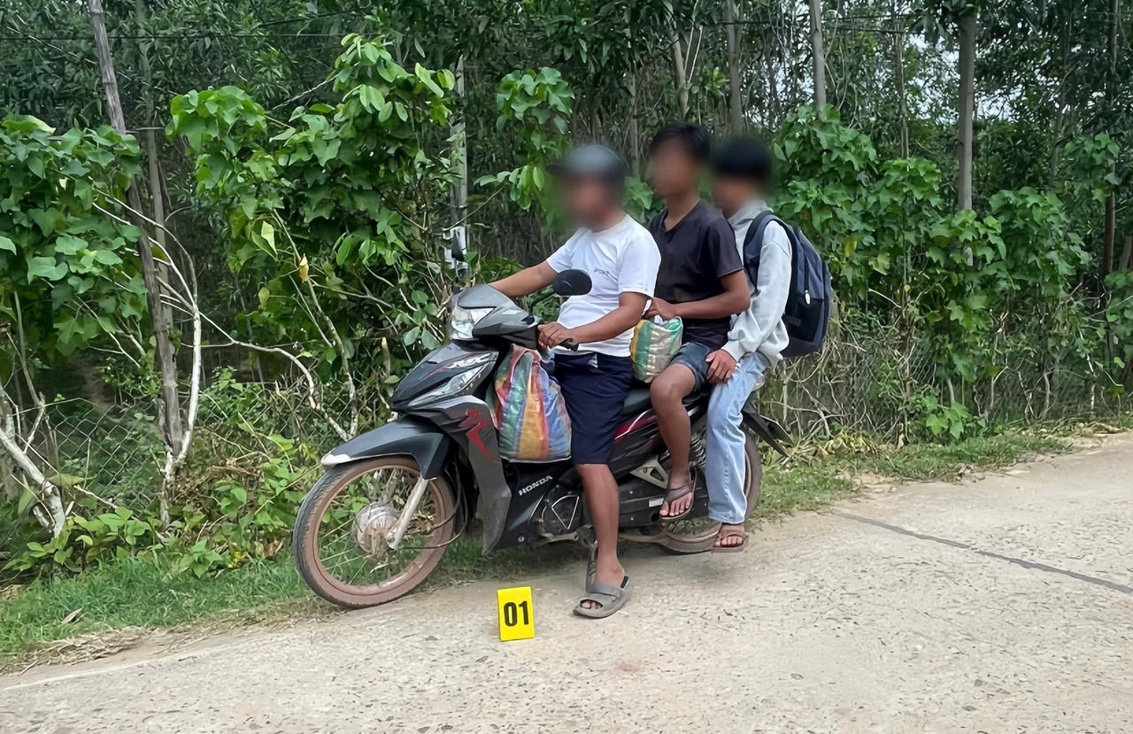 Hồ Văn Ngh&egrave;o bị lực lượng chức năng bắt giữ khi đang vận chuyển 2 người L&agrave;o nhập cảnh tr&aacute;i ph&eacute;p. (Ảnh: Ho&agrave;i Nam)