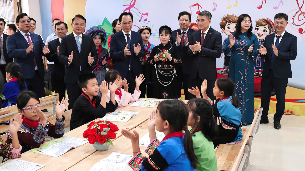 Thủ tướng L&ecirc; Minh Hưng c&ugrave;ng c&aacute;c đại biểu tham quan cơ sở vật chất nh&agrave; trường v&agrave; điều kiện ăn ở,  học tập của c&aacute;c em học sinh (Ảnh: Trường Hải).