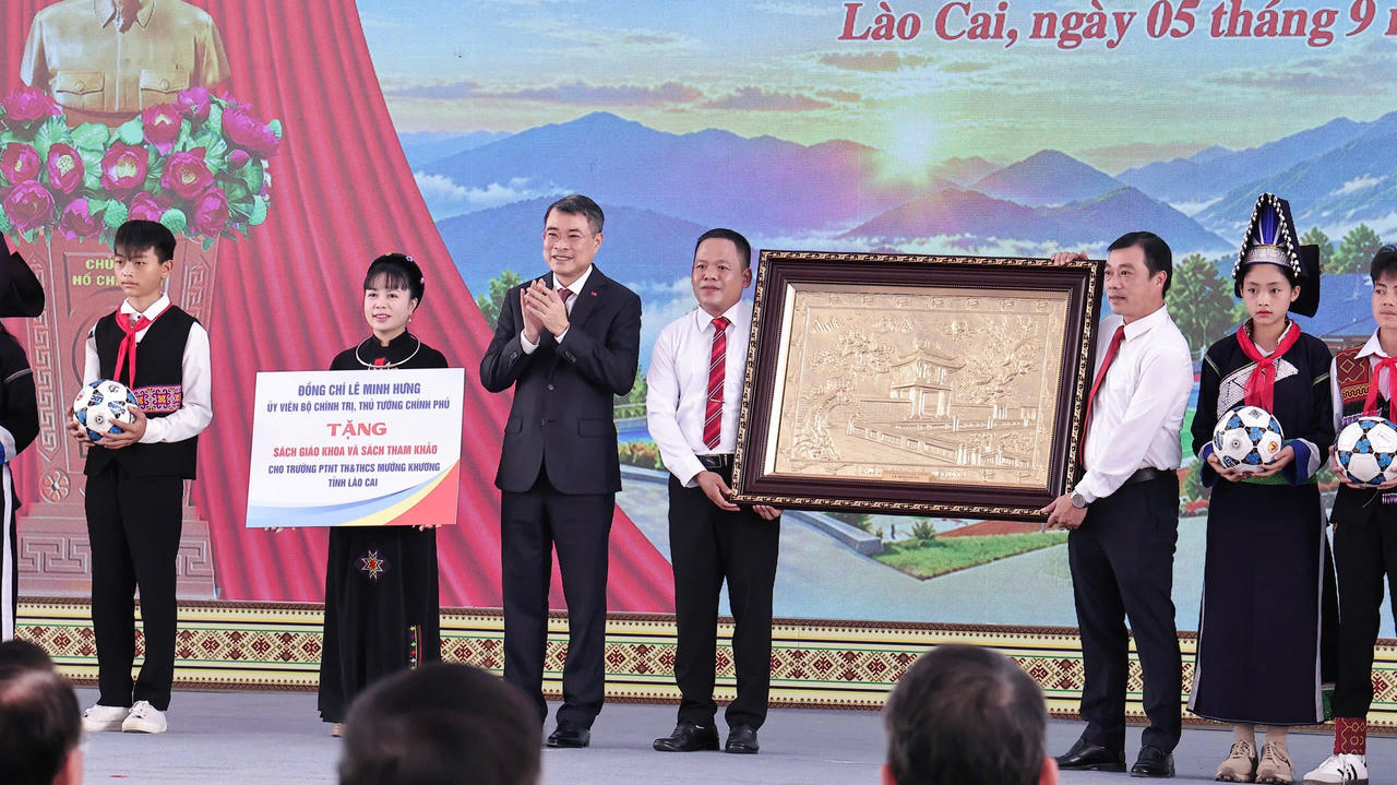 Thủ tướng Ch&iacute;nh phủ tặng qu&agrave; cho thầy c&ocirc; nh&agrave; trường (Ảnh: Trường Hải).
