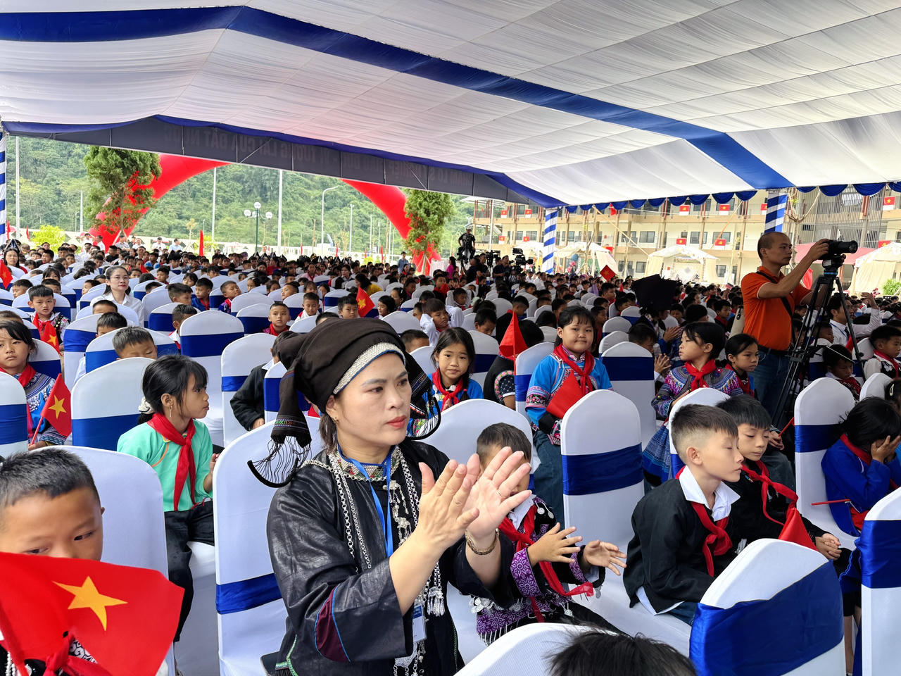 Buổi lễ c&oacute; sự tham gia đ&ocirc;ng đảo thầy c&ocirc; v&agrave; c&aacute;c em học sinh. (Ảnh: Nguyễn Hải)