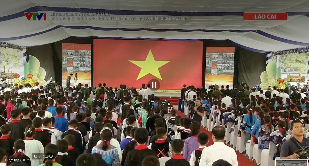 C&aacute;c đại biểu, thầy c&ocirc; gi&aacute;o v&agrave; học sinh tại c&aacute;c điểm cầu tr&ecirc;n cả nước thực hiện nghi lễ ch&agrave;o cờ.