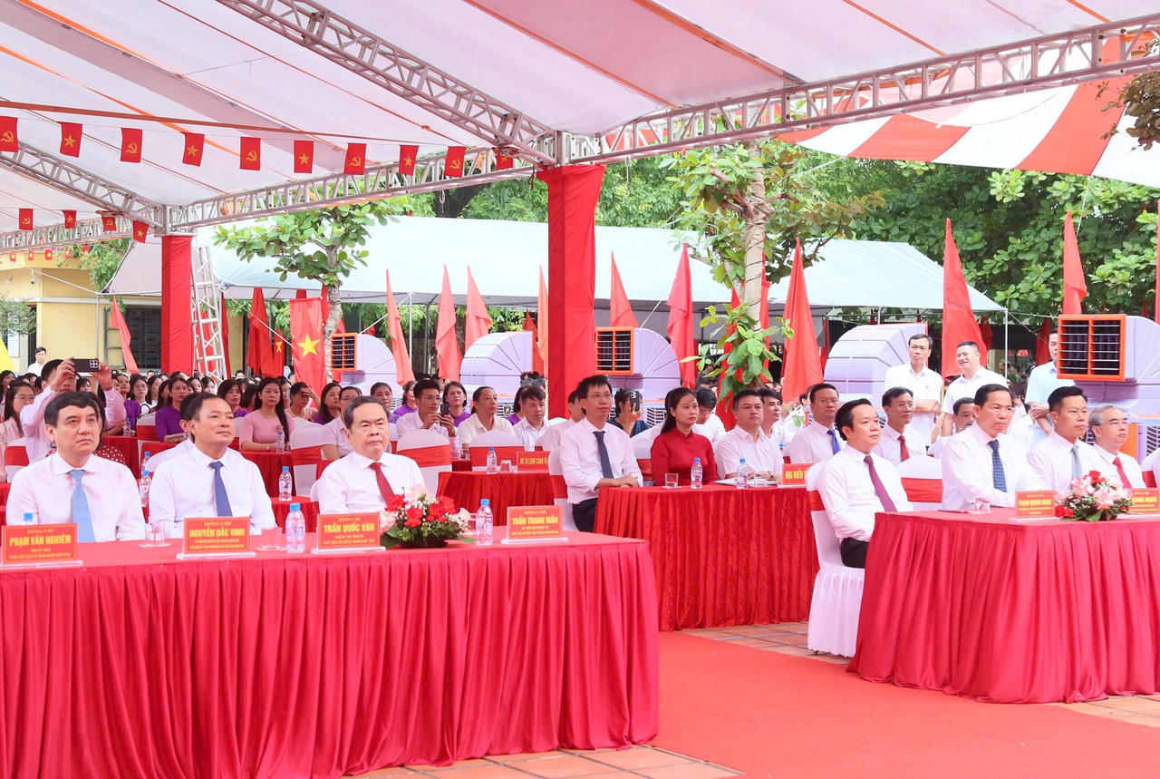 Ủy vi&ecirc;n Bộ Ch&iacute;nh trị, Chủ tịch Quốc hội Trần Thanh Mẫn c&ugrave;ng c&aacute;c đại biểu tham dự Lễ khai giảng (Ảnh Vũ H&ugrave;ng)