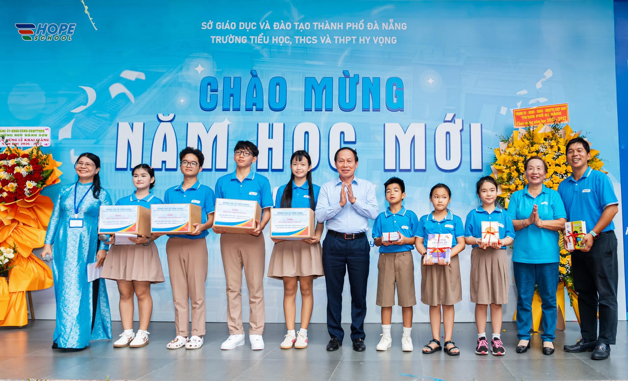 Ph&oacute; Thủ tướng Ch&iacute;nh phủ L&ecirc; Tiến Ch&acirc;u tặng qu&agrave; cho c&aacute;c em học sinh. B&agrave; Trương Thanh Thanh - Th&agrave;nh vi&ecirc;n Hội đồng S&aacute;ng lập, Chủ tịch Quỹ Hy Vọng (thứ hai từ phải qua), &ocirc;ng Ho&agrave;ng Quốc Quyền - Gi&aacute;m đốc Trường Hy Vọng (ngo&agrave;i c&ugrave;ng b&ecirc;n phải) c&ugrave;ng c&aacute;c em học sinh nhận phần qu&agrave; (ảnh V&acirc;n Anh)