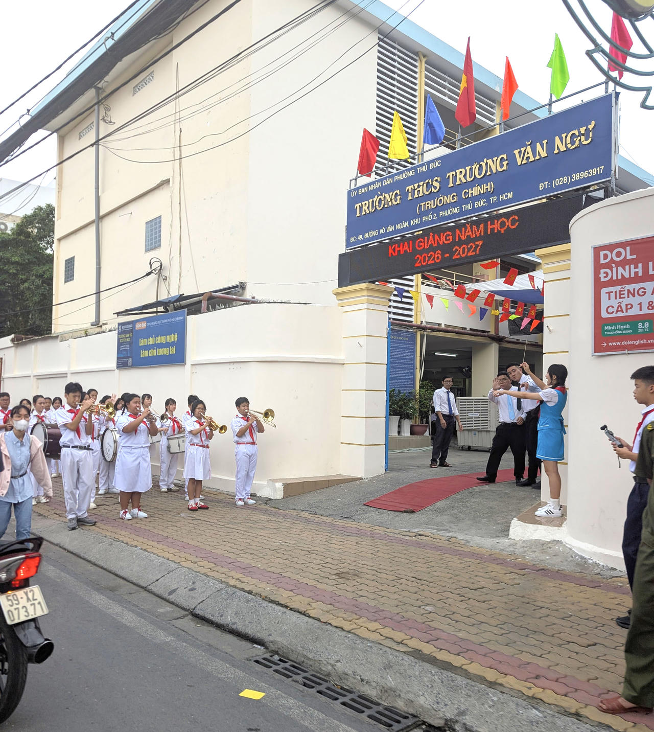 Đội nghi thức của trường Trương Văn Ngư, phường Thủ Đức ch&agrave;o đ&oacute;n c&aacute;c học sinh đến dự lễ khai giảng. Ảnh TG