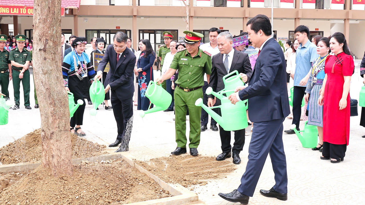 Thủ tướng Ch&iacute;nh phủ c&ugrave;ng c&aacute;c đại biểu trồng c&acirc;y lưu niệm tại khu&ocirc;n vi&ecirc;n nh&agrave; trường (Ảnh: Trường Hải).