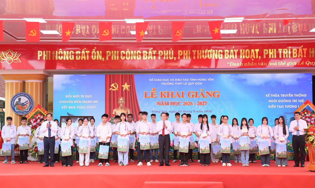Ủy vi&ecirc;n Bộ Ch&iacute;nh trị, Chủ tịch Quốc hội Trần Thanh Mẫn, tặng qu&agrave; cho học sinh c&oacute; ho&agrave;n cảnh kh&oacute; khăn vươn l&ecirc;n trong học tập của Trường THPT L&ecirc; Qu&yacute; Đ&ocirc;n (Ảnh Vũ H&ugrave;ng)