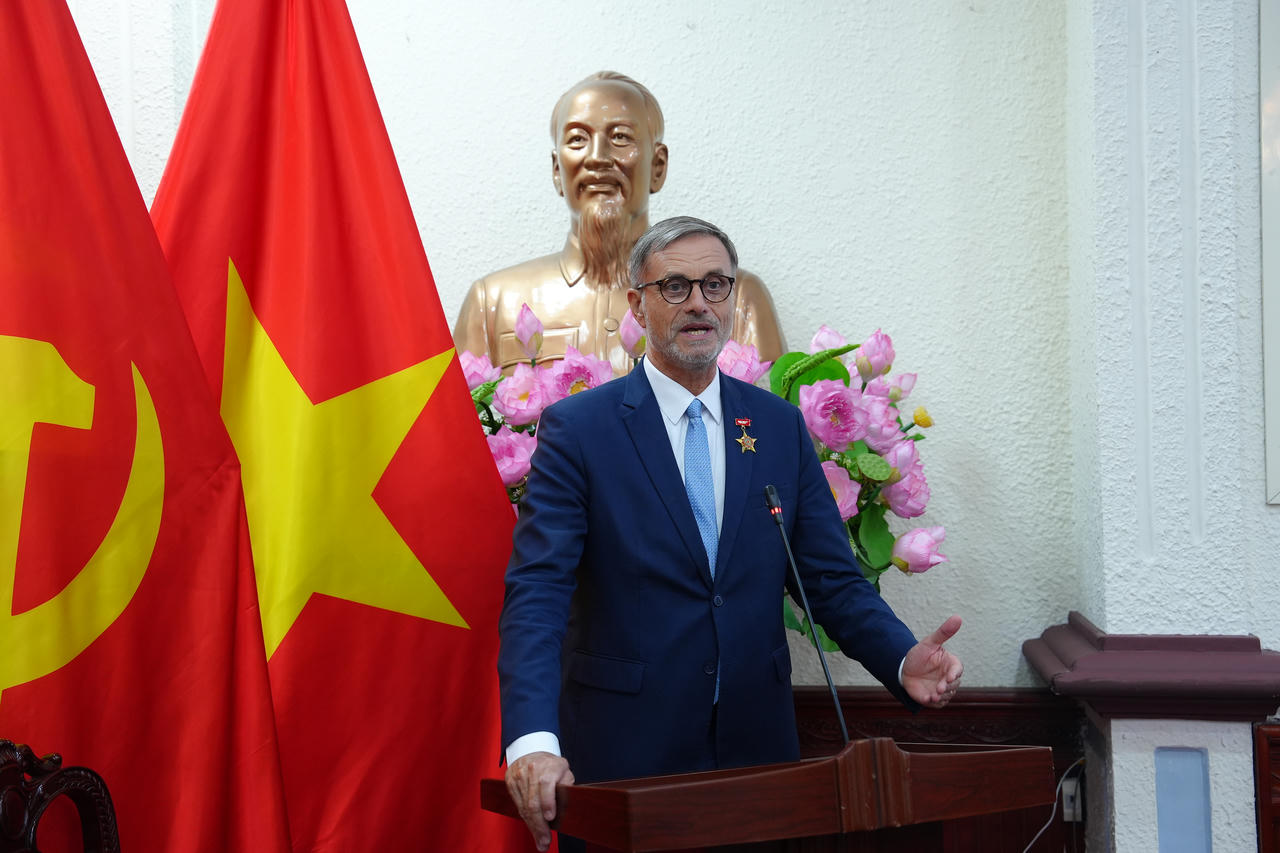 Ng&agrave;i Đại sứ Olivier Brochet khẳng định, việc được đ&oacute;n nhận Kỷ niệm chương &ldquo;V&igrave; sự nghiệp tư ph&aacute;p&rdquo; l&agrave; một vinh dự v&agrave; niềm vui lớn.