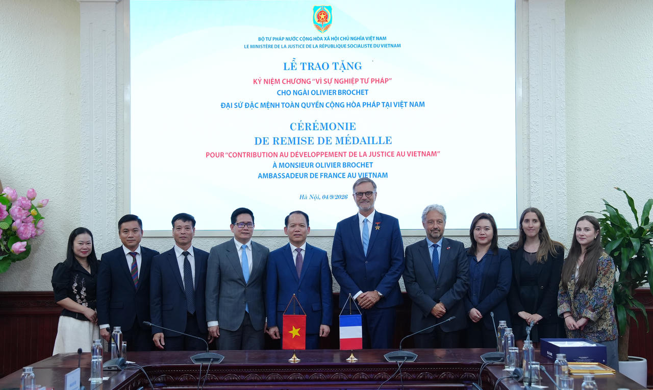 Bộ trưởng Bộ Tư ph&aacute;p Ho&agrave;ng Thanh T&ugrave;ng, Ng&agrave;i đại sứ Olivier Brochet chụp ảnh lưu niệm c&ugrave;ng đại biểu hai B&ecirc;n.