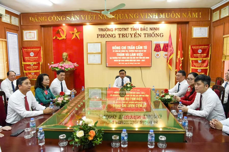 Ủy vi&ecirc;n Bộ Ch&iacute;nh trị, Thường trực Ban B&iacute; thư Trần Cẩm T&uacute; c&ugrave;ng đo&agrave;n c&ocirc;ng t&aacute;c thăm v&agrave; l&agrave;m việc với Trường PT DTNT tỉnh Bắc Ninh. (Ảnh Đăng Chung)