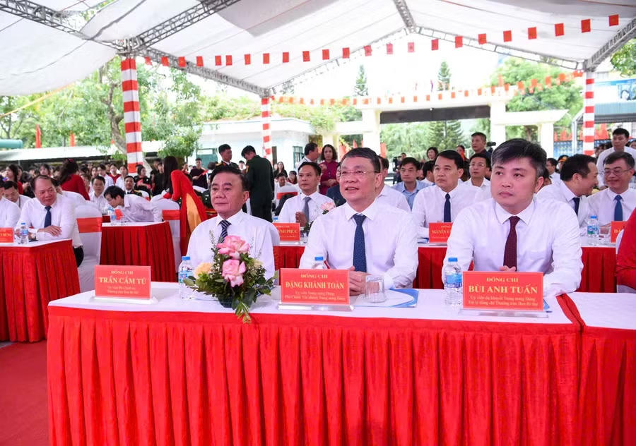 Ủy vi&ecirc;n Bộ Ch&iacute;nh trị, Thường trực Ban B&iacute; thư Trần Cẩm T&uacute; c&ugrave;ng c&aacute;c đại biểu dự khai giảng tại Trường PT DTNT tỉnh Bắc Ninh. (Ảnh Đăng Chung)
