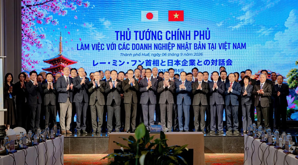 Thủ tướng chụp ảnh chung c&ugrave;ng c&aacute;c đại biểu. (Ảnh: UBND TP Huế)
