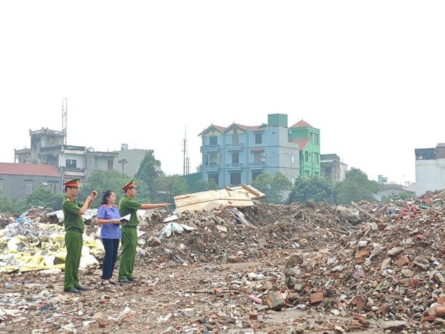 Cơ quan chức năng kh&aacute;m nghiệm hiện trường. (Ảnh: C&ocirc;ng an H&agrave; Nội)