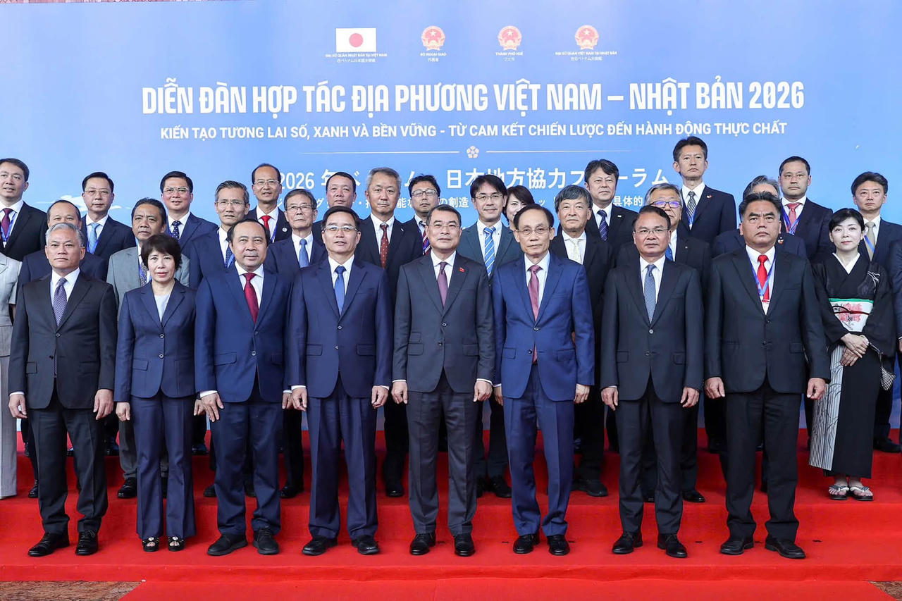 Thủ tướng L&ecirc; Minh Hưng chụp ảnh lưu niệm c&ugrave;ng c&aacute;c đại biểu tại diễn đ&agrave;n. (Ảnh: L.H)