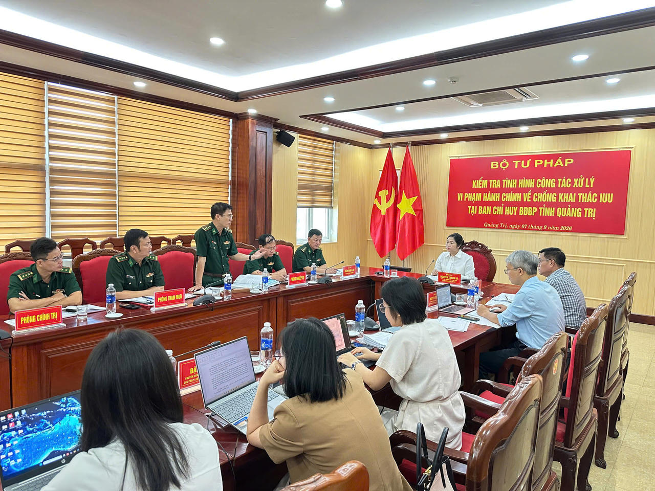 Đại diện c&aacute;c ph&ograve;ng, đơn vị thuộc Bộ đội Bi&ecirc;n ph&ograve;ng tỉnh Quảng Trị trao đổi về những vướng mắc trong qu&aacute; tr&igrave;nh thực hiện. (Ảnh: Đ.T)