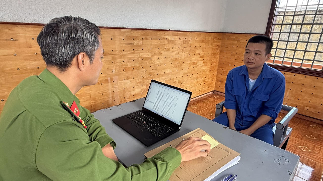 Đối tượng Nguyễn Viết Trường khai nhận h&agrave;nh vi nhận hối lộ tại cơ qu&acirc;n điều tra. (Ảnh: Bộ C&ocirc;ng an)
