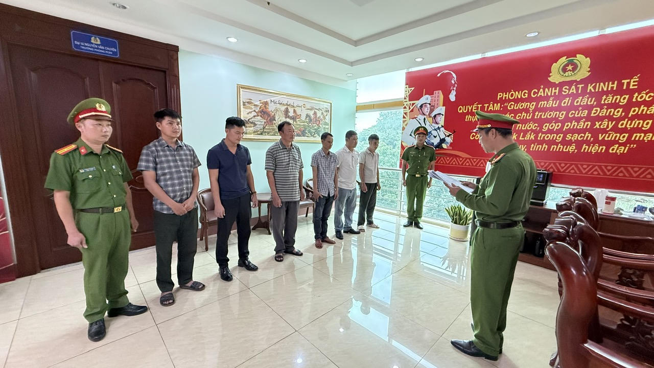 Cơ quan điều tra thi h&agrave;nh lệnh khởi tố c&aacute;c c&aacute;n bộ Ph&acirc;n trường 1 thuộc C&ocirc;ng ty TNHH MTV L&acirc;m nghiệp Chư Phả. (Ảnh: Bộ C&ocirc;ng an)