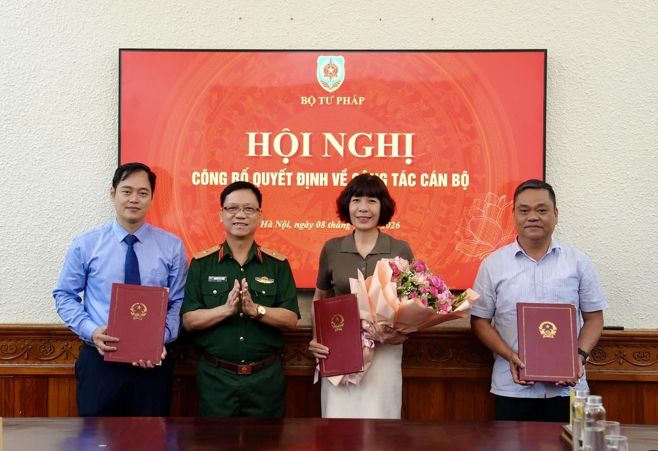 Thiếu tướng Nguyễn Ch&iacute; C&ocirc;ng trao quyết định bổ nhiệm, miễn nhiệm cho c&aacute;c c&ocirc;ng chức thuộc Bộ Tư ph&aacute;p.