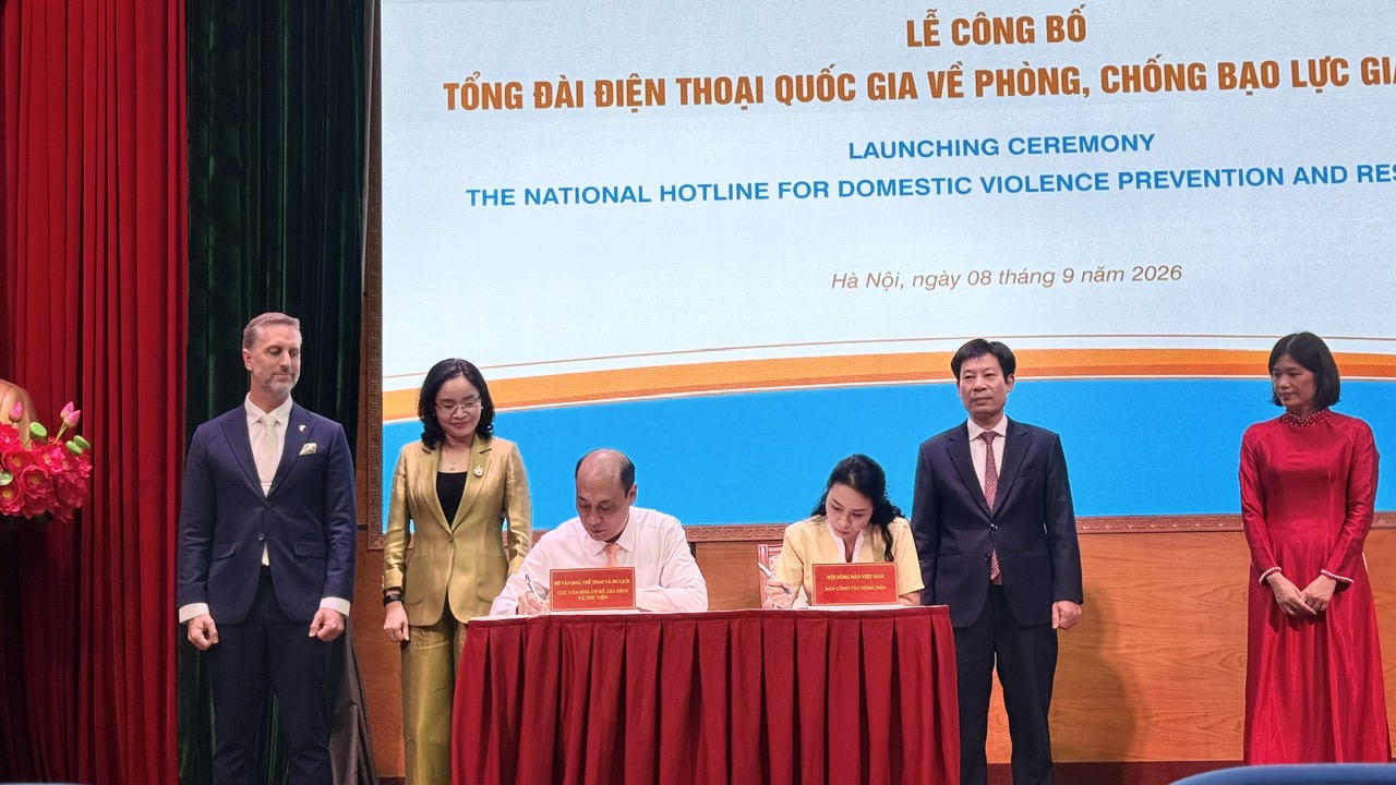 Lễ k&yacute; chuyển giao Tổng đ&agrave;i điện thoại quốc gia về ph&ograve;ng, chống bạo lực gia đ&igrave;nh, số điện thoại 117 giữa Bộ VHTTDL v&agrave;  Hội N&ocirc;ng d&acirc;n Việt Nam.