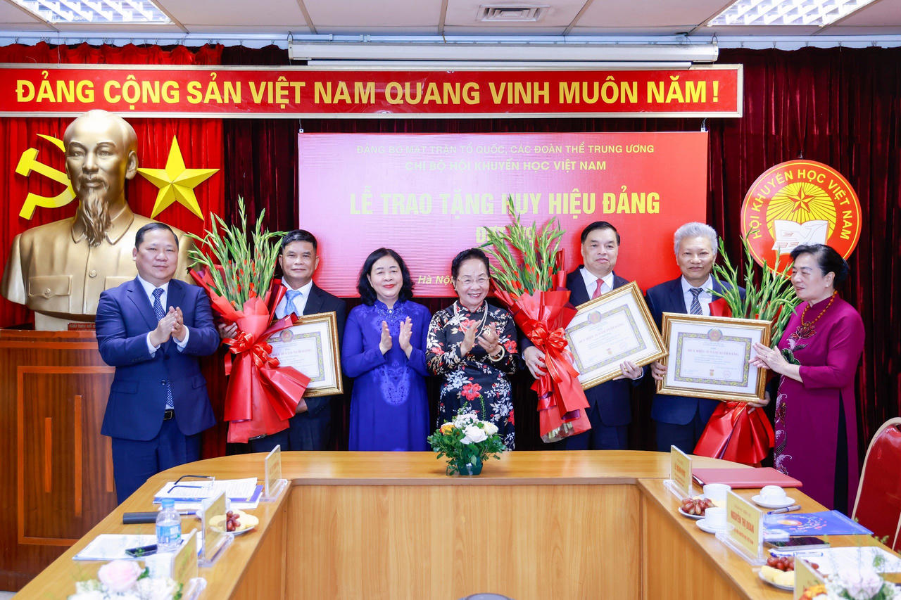 Đồng ch&iacute; B&ugrave;i Thị Minh Ho&agrave;i trao tặng Huy hiệu 35 năm tuổi Đảng cho c&aacute;c đồng ch&iacute;: L&ecirc; Mạnh H&ugrave;ng, Nguyễn Hồng Sơn, Trịnh Ch&acirc;u Giang