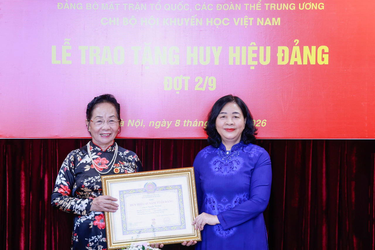 Đồng ch&iacute; B&ugrave;i Thị Minh Ho&agrave;i trao tặng Huy hiệu 45 năm tuổi Đảng cho GS.TS Nguyễn Thị Doan. Ảnh: PV