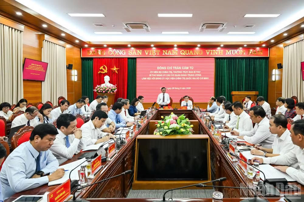 Đồng ch&iacute; Trần Cẩm T&uacute;, Ủy vi&ecirc;n Bộ Ch&iacute;nh trị, Thường trực Ban B&iacute; thư, B&iacute; thư Đảng ủy c&aacute;c cơ quan Đảng Trung ương ph&aacute;t biểu tại buổi l&agrave;m việc. Ảnh: nhandan.vn