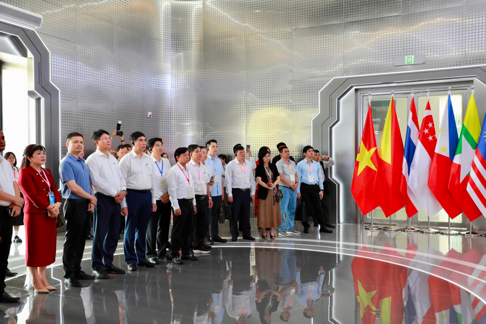 Đo&agrave;n khảo s&aacute;t Trung t&acirc;m C&ocirc;ng d&acirc;n th&agrave;nh phố Nam Ninh.