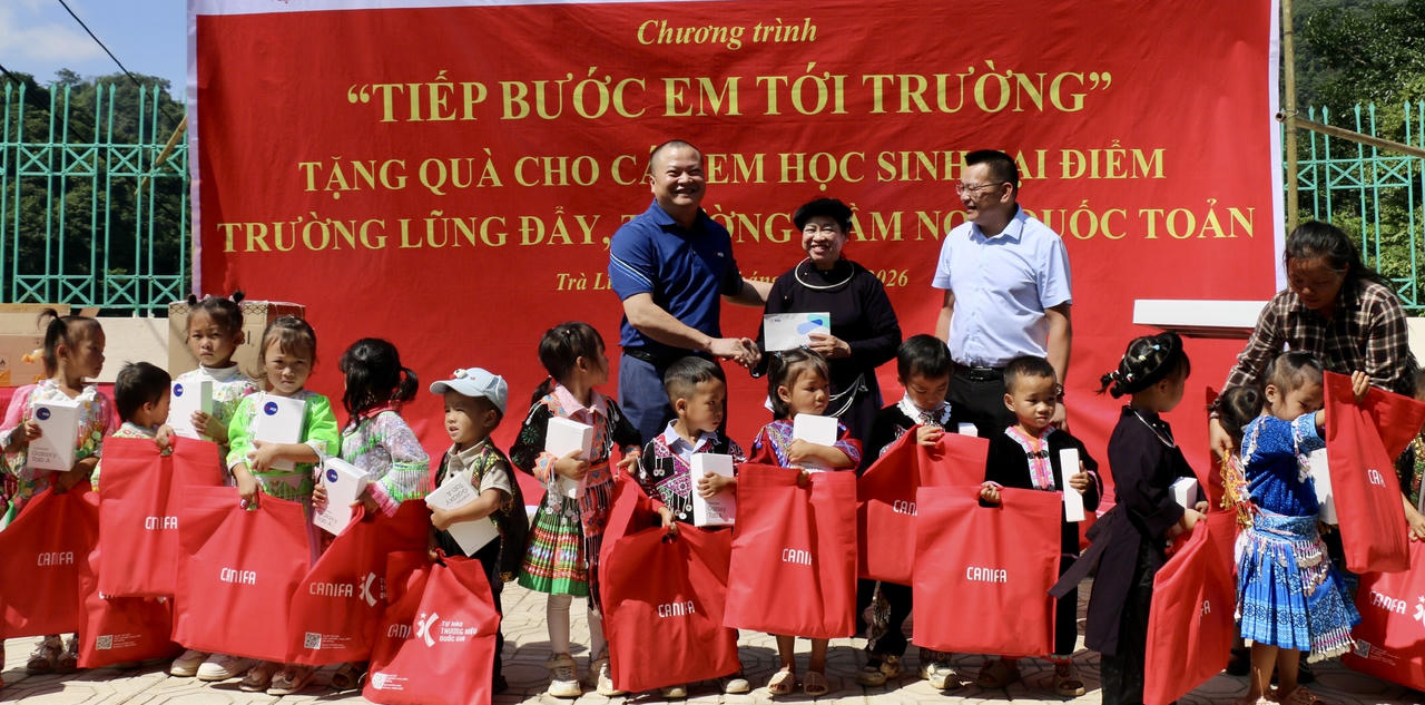 Báo Pháp luật Việt Nam trao yêu thương nơi biên giới: Tiếp sức em thơ bước vào năm học mới