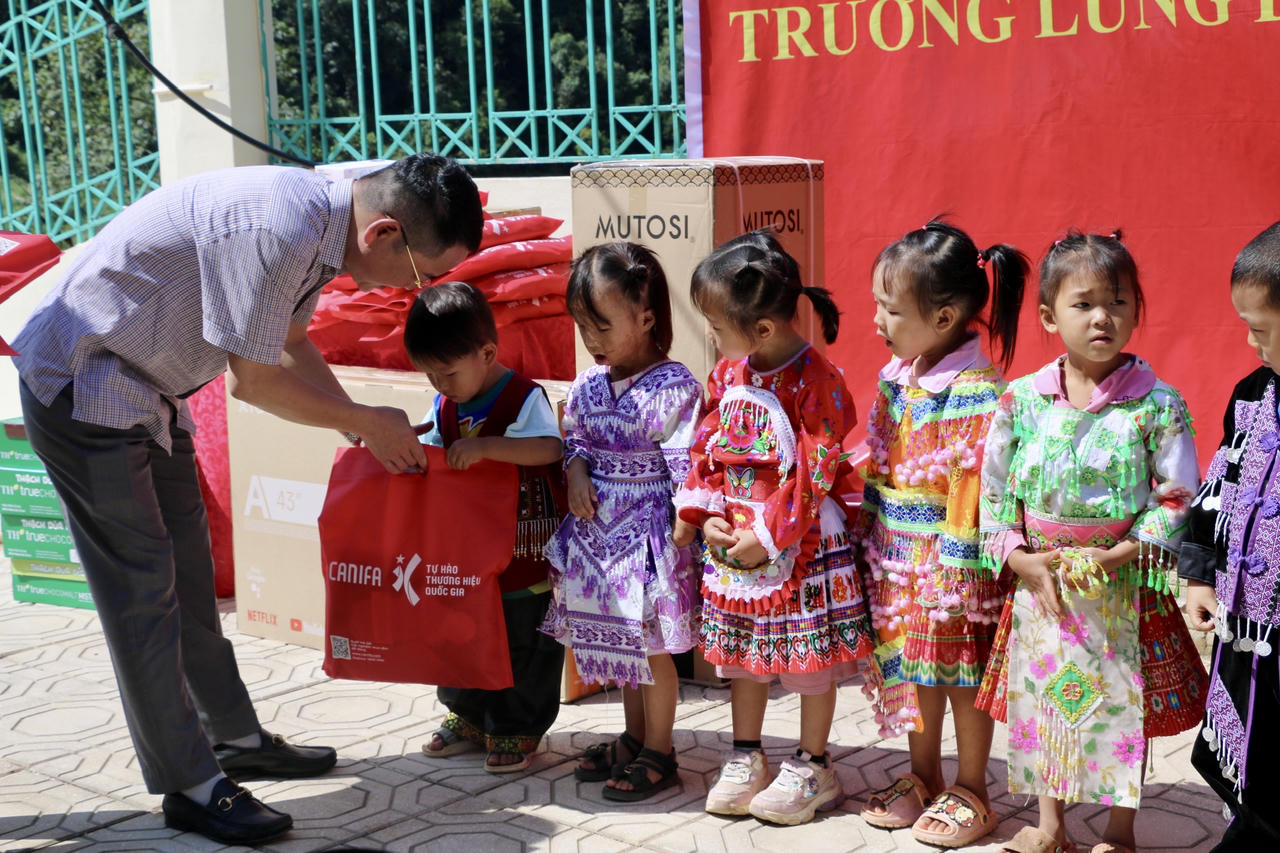 Tiến sĩ Vũ Ho&agrave;i Nam, B&iacute; thư Đảng ủy, Tổng Bi&ecirc;n tập B&aacute;o Ph&aacute;p luật Việt Nam tặng qu&agrave; cho c&aacute;c em học sinh. (Ảnh: L&ecirc; Hanh)