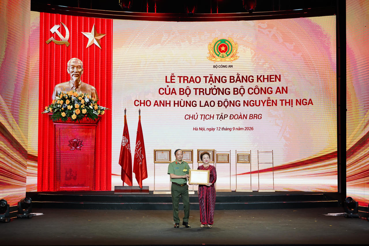 Thứ trưởng Bộ C&ocirc;ng an, Thượng tướng Đặng Hồng Đức trao Bằng khen của Bộ trưởng Bộ C&ocirc;ng an tặng doanh nh&acirc;n Nguyễn Thị Nga