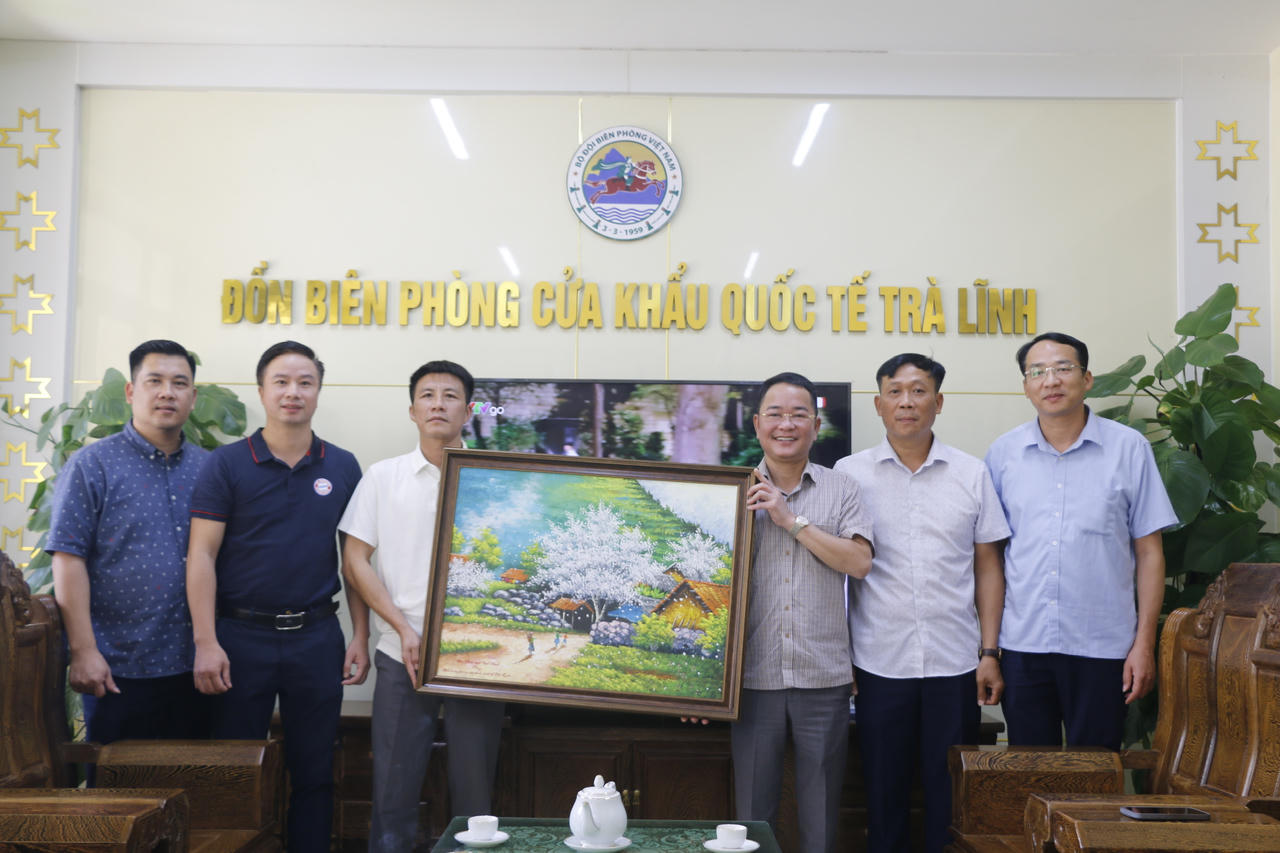 B&aacute;o Ph&aacute;p luật Việt Nam tặng tranh kỷ niệm Đồn Bi&ecirc;n ph&ograve;ng Cửa khẩu Quốc tế Tr&agrave; Lĩnh. (Ảnh: Thanh T&ugrave;ng)