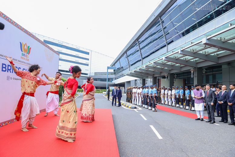 Thủ tướng tới New Delhi, bắt đầu chương tr&igrave;nh dự Hội nghị thượng đỉnh BRICS v&agrave; l&agrave;m việc song phương tại Ấn Độ- Ảnh 5.
