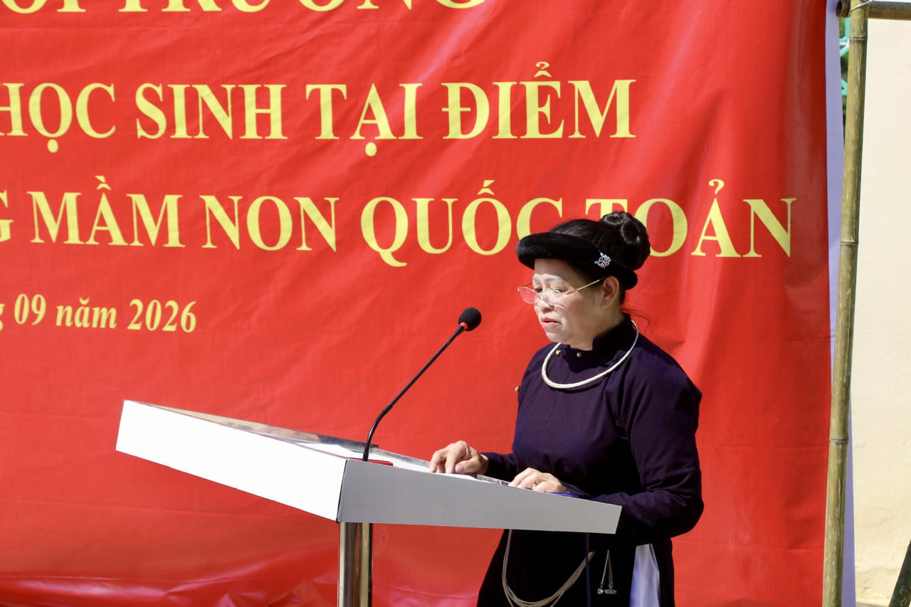 B&agrave; N&ocirc;ng Thị Luyện, Hiệu trưởng Trường mầm non Quốc Toản ph&aacute;t biểu cảm ơn tại chương tr&igrave;nh. (Ảnh: L&ecirc; Hanh)