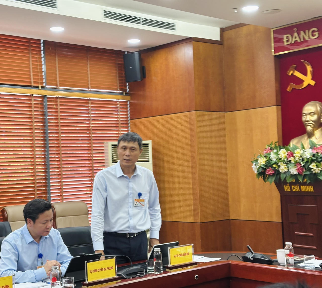 &Ocirc;ng Vũ Hải Nam, Vụ trưởng Vụ Tổ chức - Bi&ecirc;n chế trả lời c&acirc;u hỏi của c&aacute;c ph&oacute;ng vi&ecirc;n tại buổi Họp b&aacute;o. Ảnh: V&acirc;n Anh
