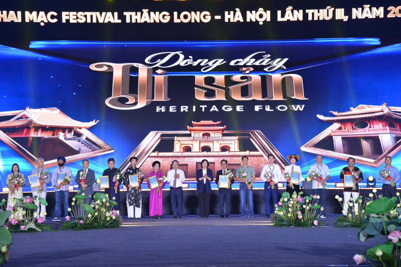 Ban tổ chức tặng hoa c&aacute;c đo&agrave;n nghệ thuật v&agrave; c&aacute;c nghệ sĩ, ca sĩ tham dự chương tr&igrave;nh khai mạc