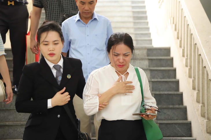 Luật sư v&agrave; bị c&aacute;o B&igrave;nh sau khi ra khỏi ph&ograve;ng x&eacute;t xử (Ảnh: Gia Hải).