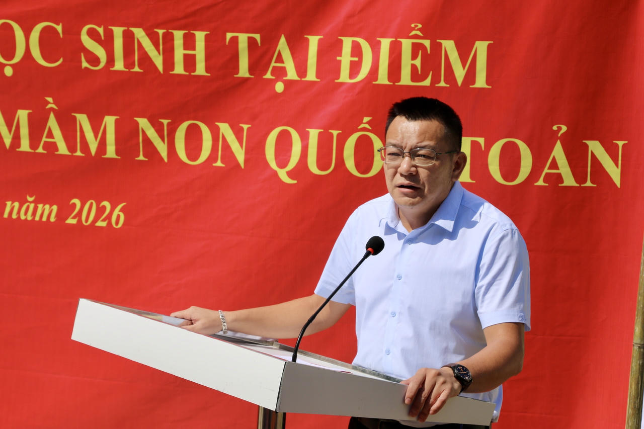 &Ocirc;ng Ho&agrave;ng Văn Đ&ocirc;ng, Chủ tịch UBND x&atilde; Tr&agrave; Lĩnh ph&aacute;t biểu tại buổi trao qu&agrave;. (Ảnh: L&ecirc; Hanh)