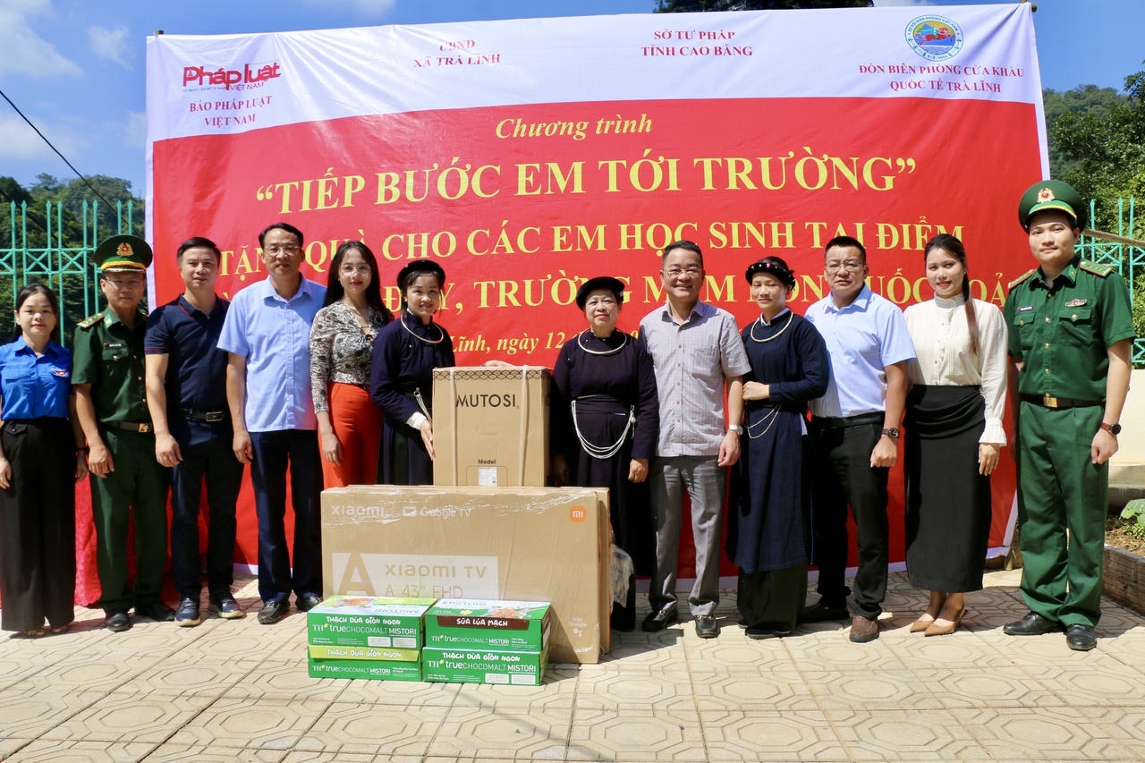C&aacute;c đại biểu tặng qu&agrave; cho Trường mầm non Quốc Toản. (Ảnh: L&ecirc; Hanh)