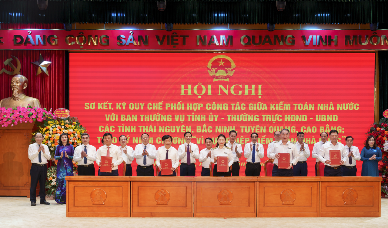 Đại diện L&atilde;nh đạo KTNN k&yacute; Quy chế phối hợp c&ocirc;ng t&aacute;c giữa KTNN với Ban Thường vụ Tỉnh ủy, Thường trực HĐND, UBND tỉnh Bắc Ninh.