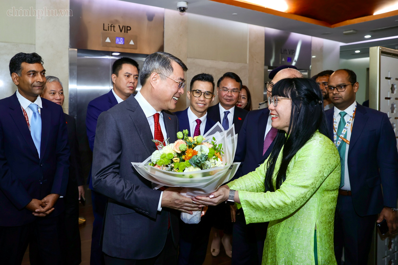 Thủ tướng tới New Delhi, bắt đầu chương tr&igrave;nh dự Hội nghị thượng đỉnh BRICS v&agrave; l&agrave;m việc song phương tại Ấn Độ- Ảnh 2.